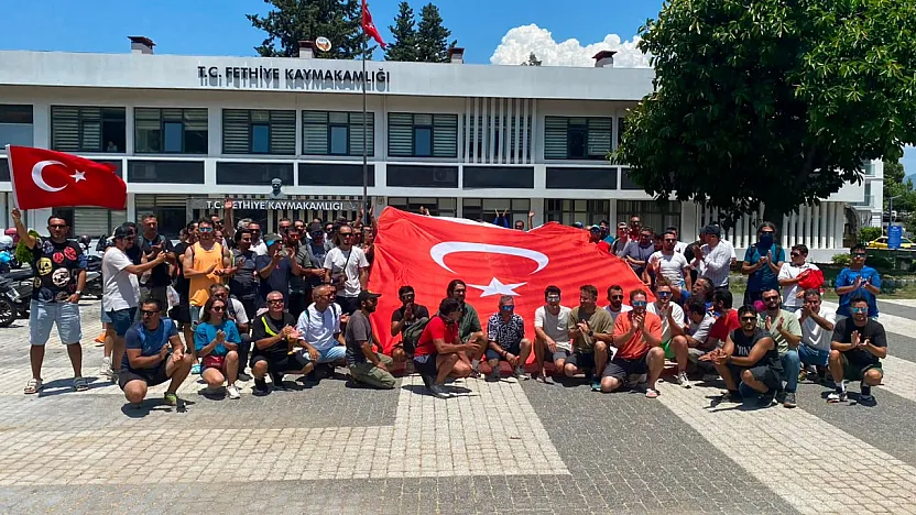 Babadağ pilotlarının eylemi ikinci gününde: Fethiye Kaymakamlığı bahçesinde Türk Bayrağı açtılar
