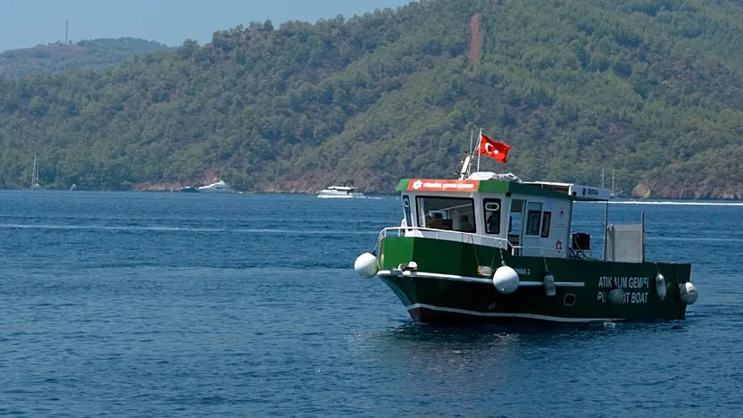 Bakan Kurum, Fethiye'deki deniz süpürgesi ve atık alım gemisinden görüntüler paylaştı