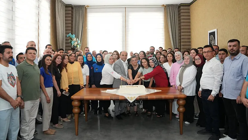 Başkan Akdenizli'ye Çalışma Arkadaşlarından Doğum Günü Sürprizi