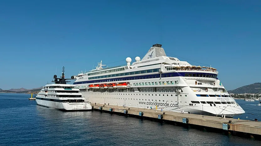 Bodrum'a iki gemi birden geldi