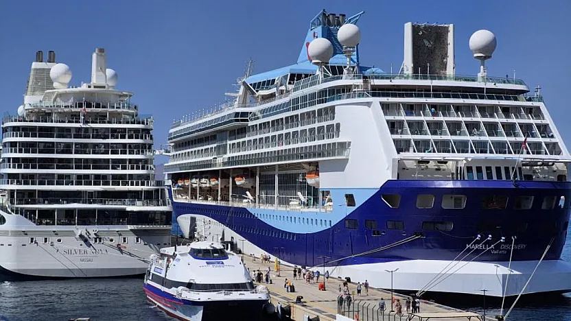 Bodrum'a iki gemiyle 2 bin 484 turist geldi