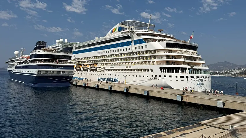 Bodrum'a iki kruvaziyerle 2 bin 746 turist geldi