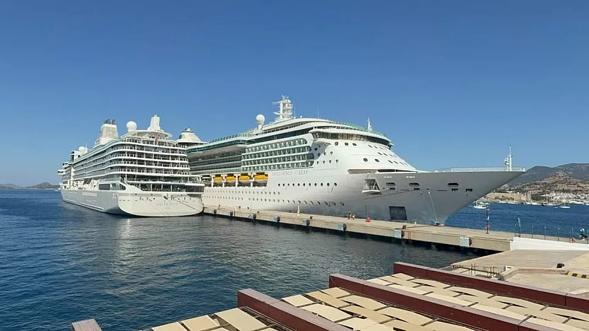 Bodrum'a iki kruvaziyerle 3 bin 319 turist geldi