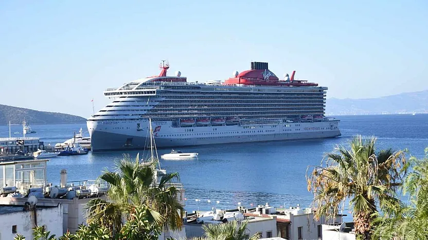 Bodrum'a 'Scarlet Lady' kruvaziyeriyle 2 bin 603 turist geldi