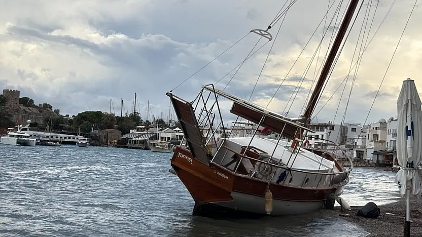 Bodrum'da 2,5 milyon TL'lik yelkenli karaya oturdu