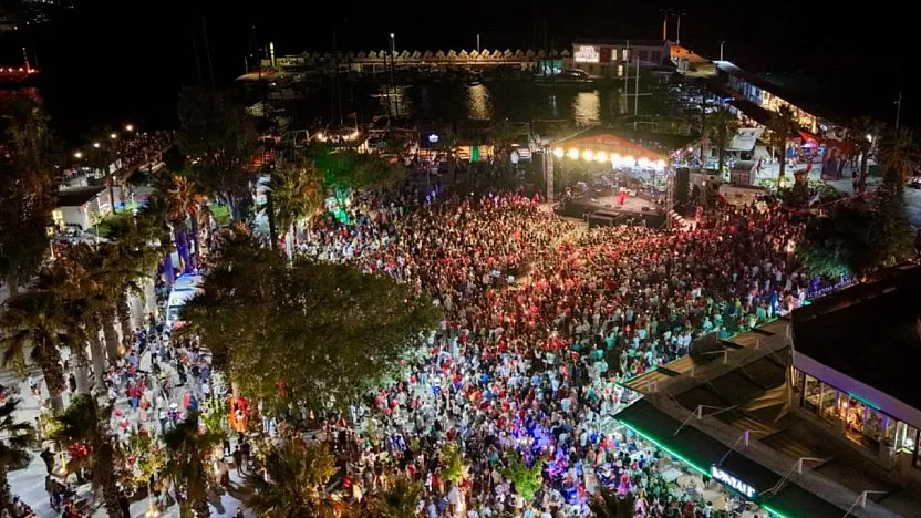 Bodrum'da binlerce kişi 30 Ağustos Zafer Bayramı'nı kutladı