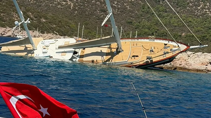 Bodrum'da kayalıklara vurup yan yatan teknedeki 11 kişi kurtarıldı