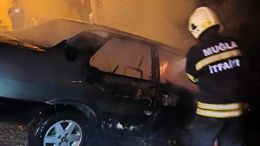 Bodrum'da kaza yapan otomobil alev aldı