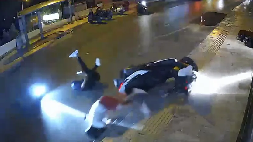 Bodrum'da motosiklet kazası güvenlik kamerasına yansıdı
