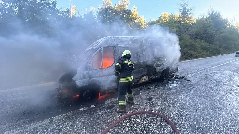 Bodrum'da okul servisi alev alev yandı