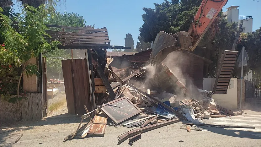 Bodrum'da sahile ulaşımı engelleyen kaçak yapılar yıkıldı