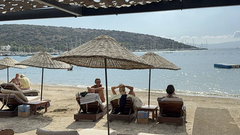 Bodrum'da sıcak havayı gören denize akın etti
