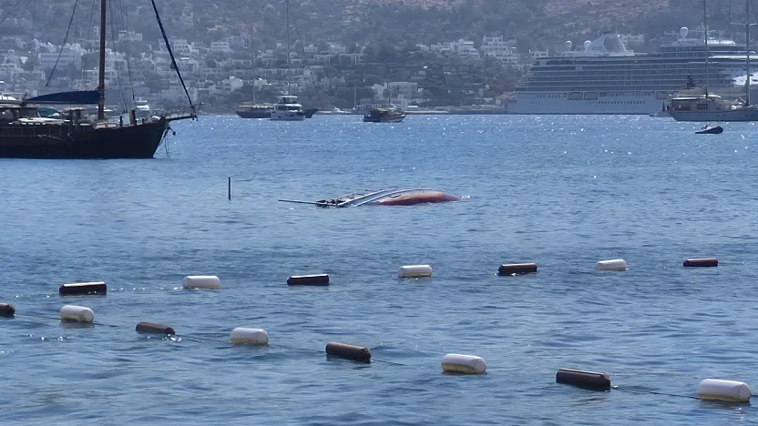 Bodrum'da yelkenli tekne sulara gömüldü