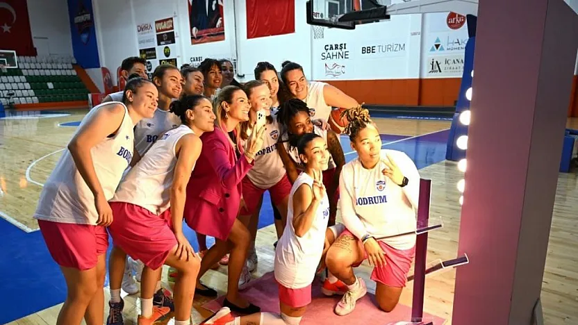 Bodrum kadın basketbol takımı ve doktorlar meme farkındalığı için maç yaptı