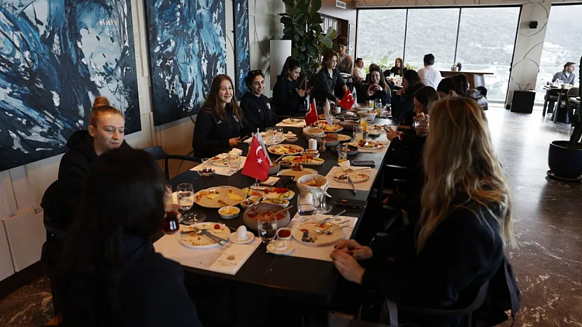 Bodrumspor kadın voleybol takımı, Vakıfbank maçı öncesi kahvaltıda moral depoladı