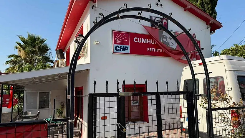 CHP Fethiye İlçe Başkanlığı'nda toplu istifa sonrası kapıya zincir vuruldu