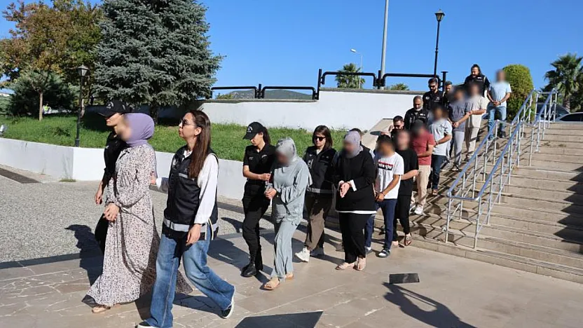 Datça'da tekneyle yurt dışına kaçmaya çalışan 9 FETÖ şüphelisi yakalandı