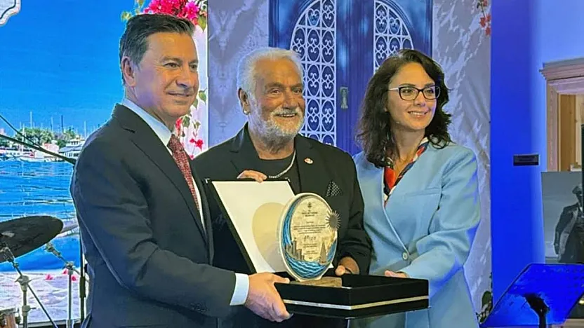 Fedon'a Muğla Büyükşehir ve Bodrum Belediyesinden fahri turizm elçiliği beratı ve plaketi