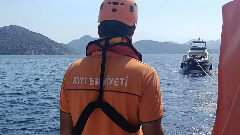 Fethiye açıklarında sürüklenen teknedeki 3 kişi kurtarıldı