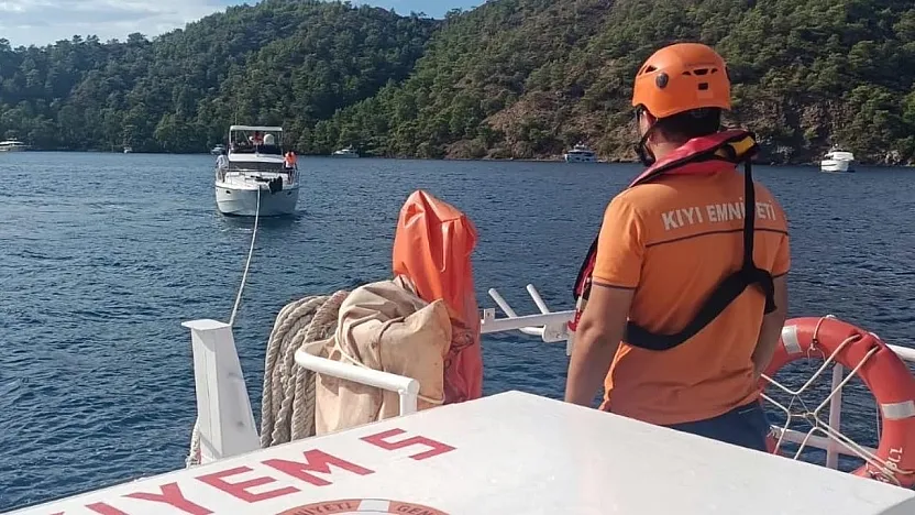 Fethiye açıklarında sürüklenen teknedeki 4 kişi kurtarıldı