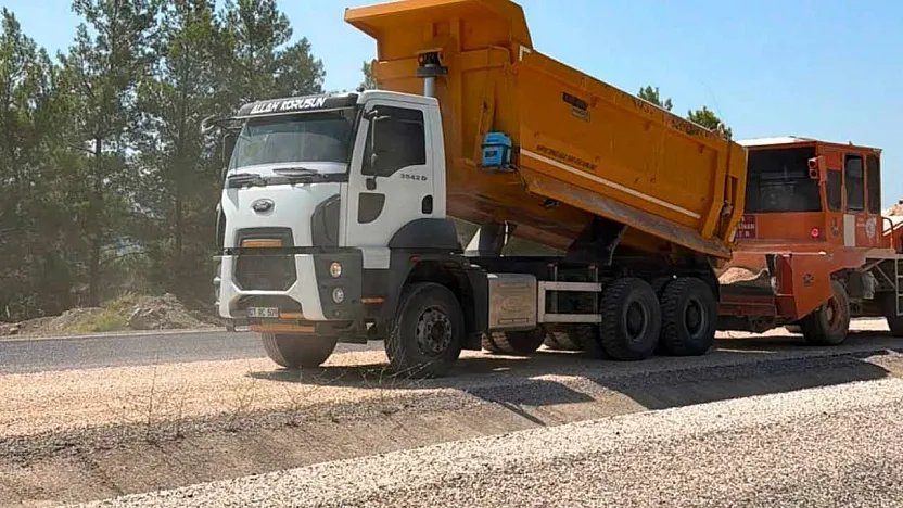 Fethiye-Antalya Karayolu yayla yolunda mıcırlama çalışması başladı