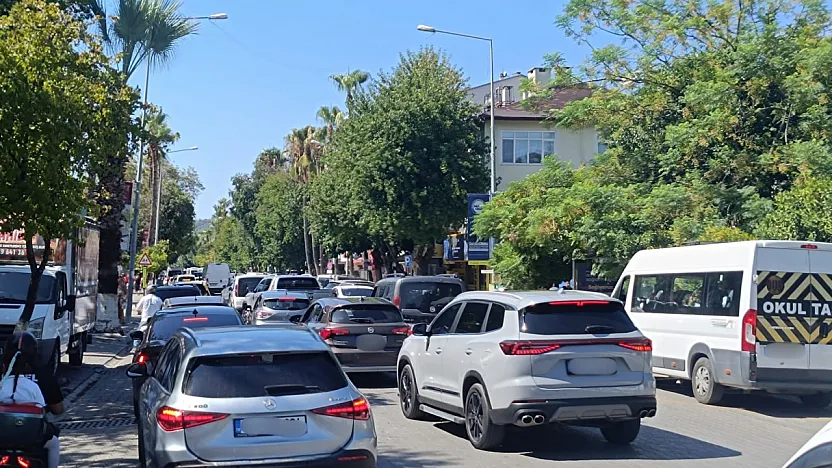 Fethiye Atatürk Caddesi'nde okul çıkışlarında trafik yoğunluğu