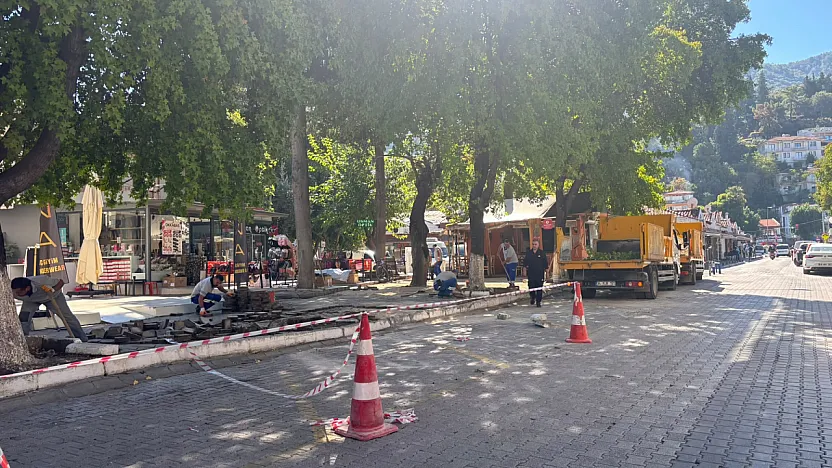 Fethiye Belediye Caddesi'nde kaldırım parkeleri yenileniyor