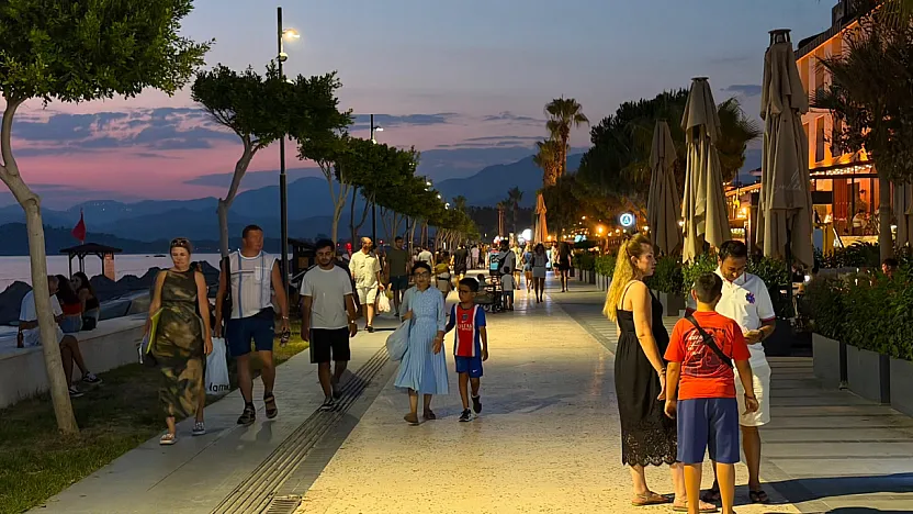 Fethiye Çalış Plajı akşamları serinlemek isteyenlerin adresi oldu