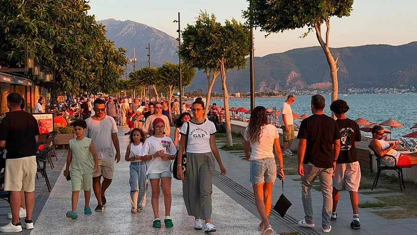 Fethiye Çalış Plajı'nda akşam hareketliliği: Vatandaşlar serinliği sahilde aradı
