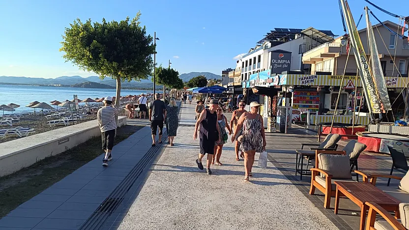 Fethiye Çalış'ta akşam saatlerinde hareketlilik sürüyor