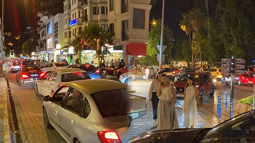 Fethiye Çarşı Merkezinde Akşam Saatlerinde Trafik Yoğunluğu
