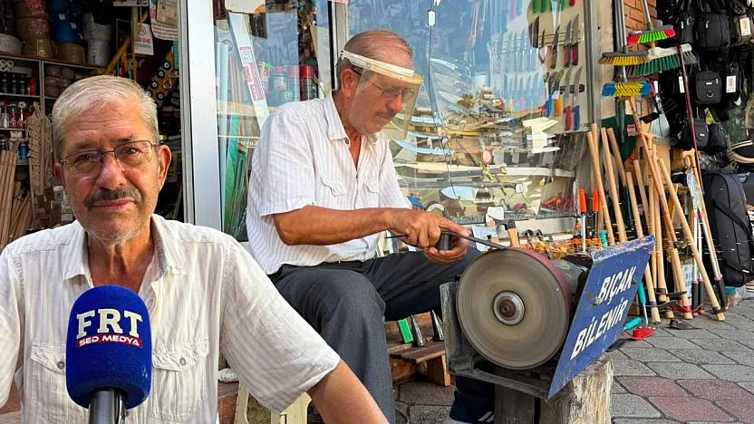 Fethiye'de 50 yıla yakın süredir bıçak bileyliyor: 'Bitmeye yakın bir meslek'