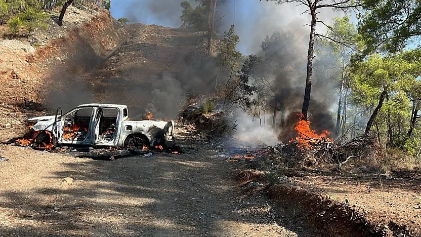 Fethiye'de Araç Yangını Ormana Sıçradı: Yangın Büyümeden Söndürüldü