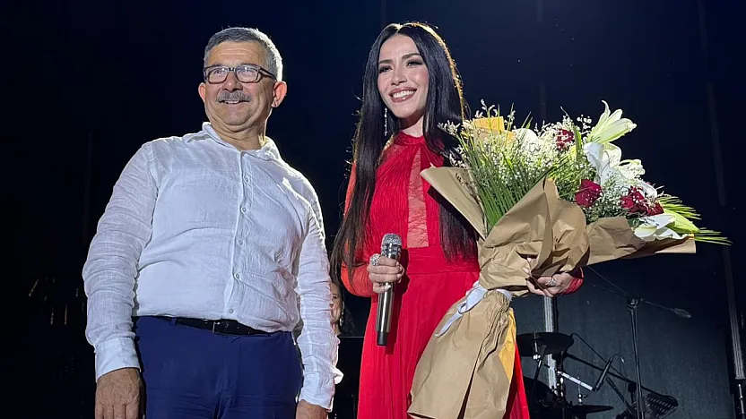Fethiye'de Burcu Güneş'e çiçek takdimi