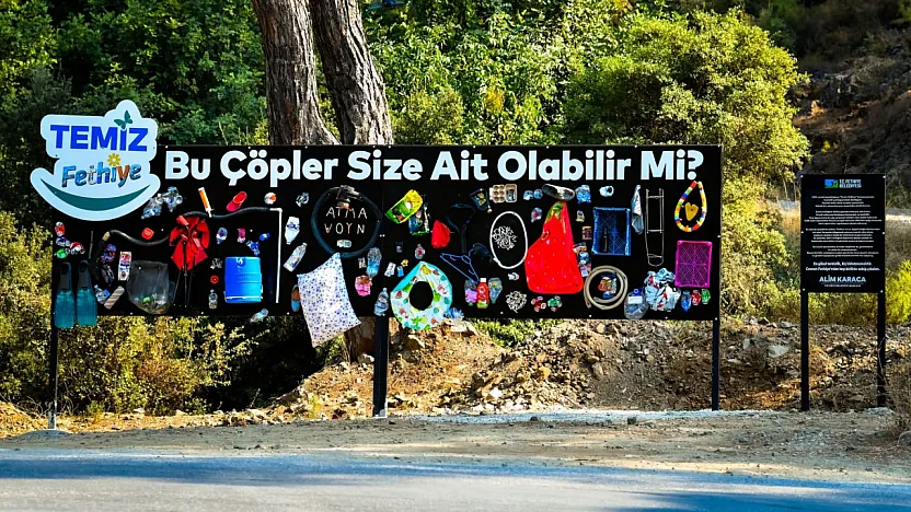 Fethiye'de çevreden toplanan çöpler billboardlarda sergileniyor