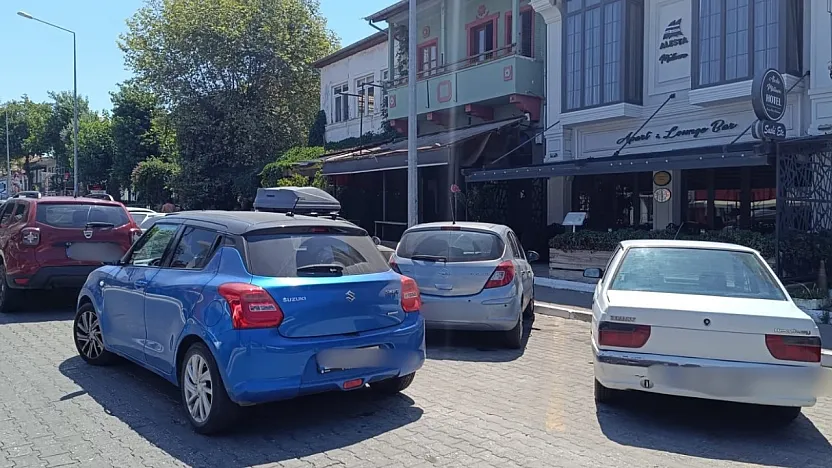 Fethiye'de çift sıra park sorunu büyüyor