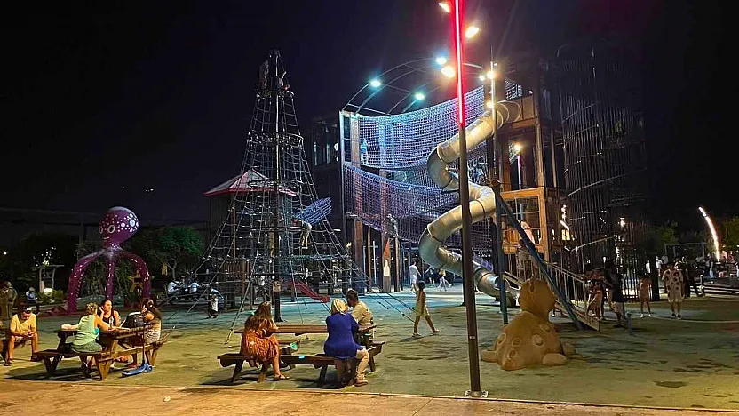 Fethiye'de Çocukların Akşam Eğlencesi: Şehit Fethi Bey Parkı Yoğun İlgi Görüyor