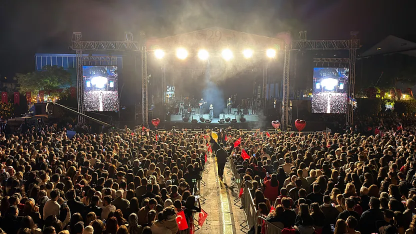 Fethiye'de Cumhuriyet Bayramı Derya Uluğ Konseriyle Taçlandı