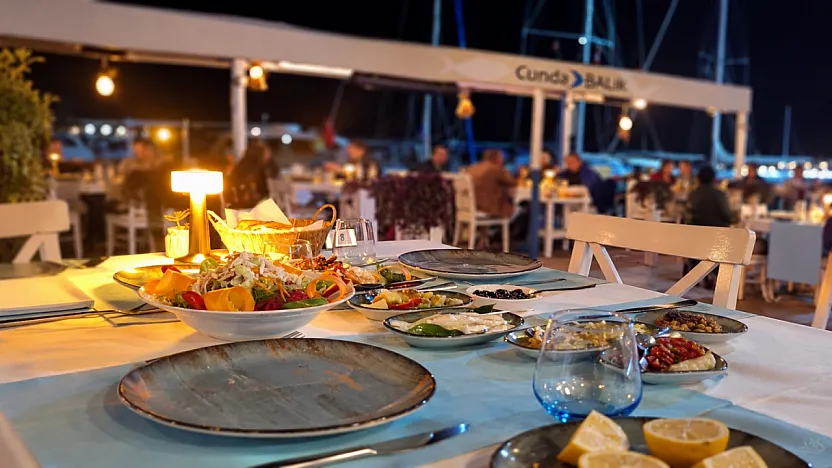 Fethiye'de Cunda Balık, deniz manzarası eşliğinde 12 ay hizmet veriyor