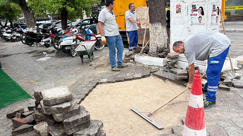 Fethiye'de deforme olan kaldırım parkeleri yenileniyor