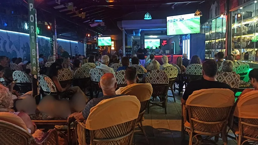 Fethiye'de final heyecanı: Yerli ve yabancı turistler ekranlara kilitlendi