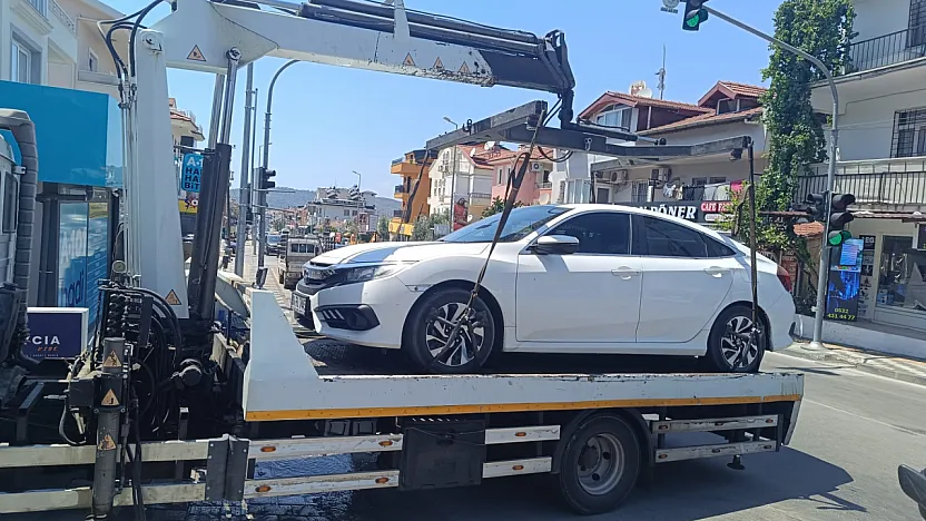 Fethiye'de hatalı park eden araç çekiciyle kaldırıldı