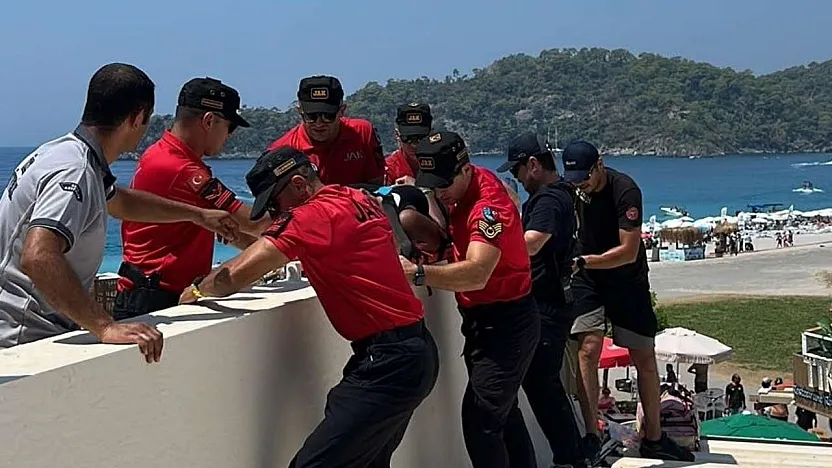 Fethiye'de işletmenin çatısına düşen yamaç paraşütü pilotu ile yolcusu yaralandı
