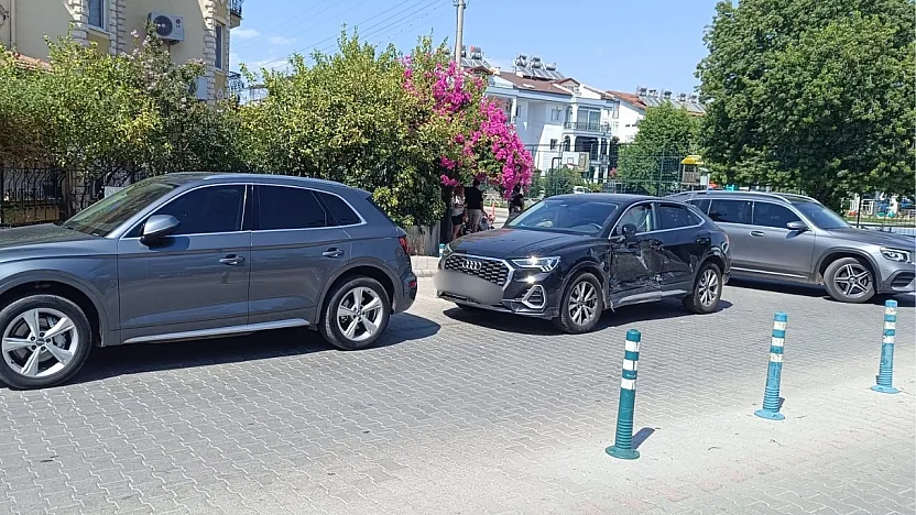 Fethiye'de kavşakta çarpışan araçlarda hasar oluştu