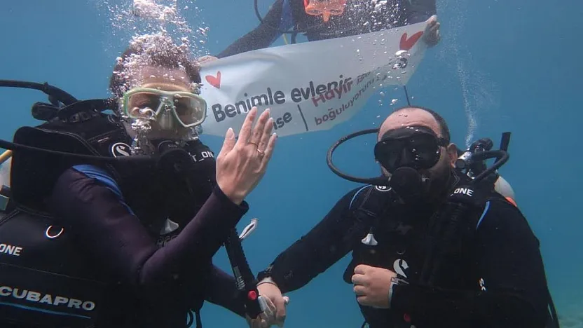Fethiye'de kız arkadaşına 5 metre derinlikte evlenme teklif etti