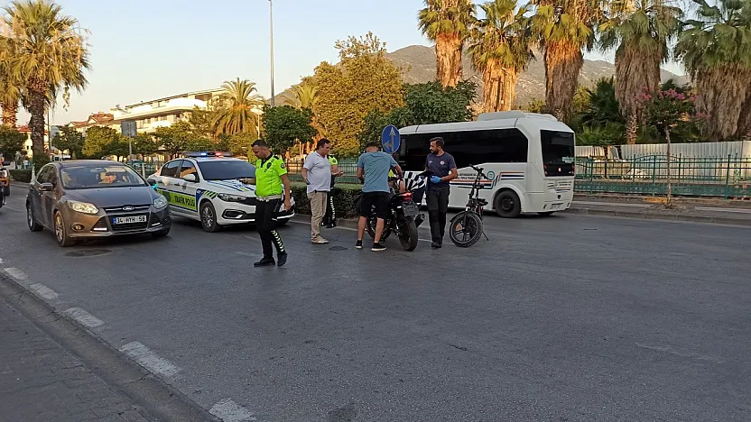 Fethiye'de Kontrolsüz Çıkış Kazaya Neden Oldu: Motosiklet Sürücüsü Hafif Yaralandı