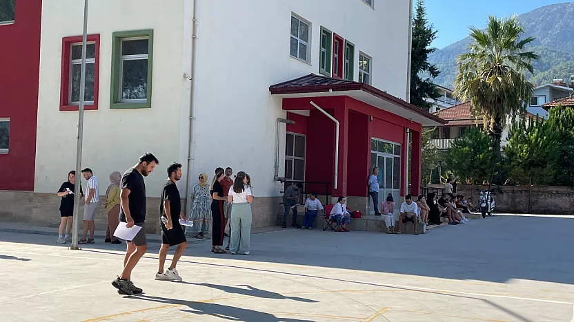 Fethiye'de KPSS Heyecanı: Adaylar Sınav İçin Okullara Akın Etti