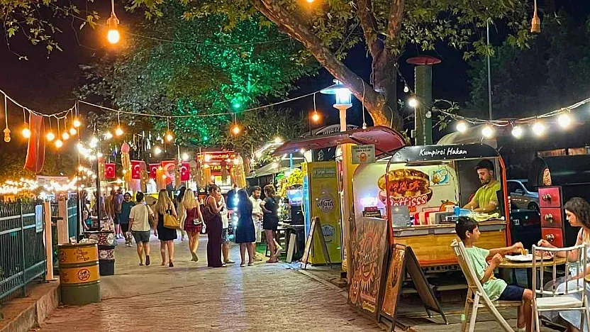 Fethiye'de Lezzet Sokağı Akşamları Turistlerin İlgi Odağı Oluyor