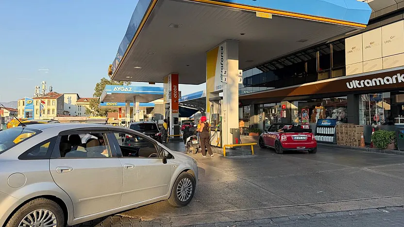 Fethiye'de Motorine Zam Öncesi Akaryakıt İstasyonlarında Kuyruk Oluştu