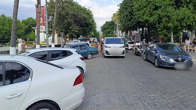 Fethiye'de Motosiklet Otomobilin Kapısına Çarptı